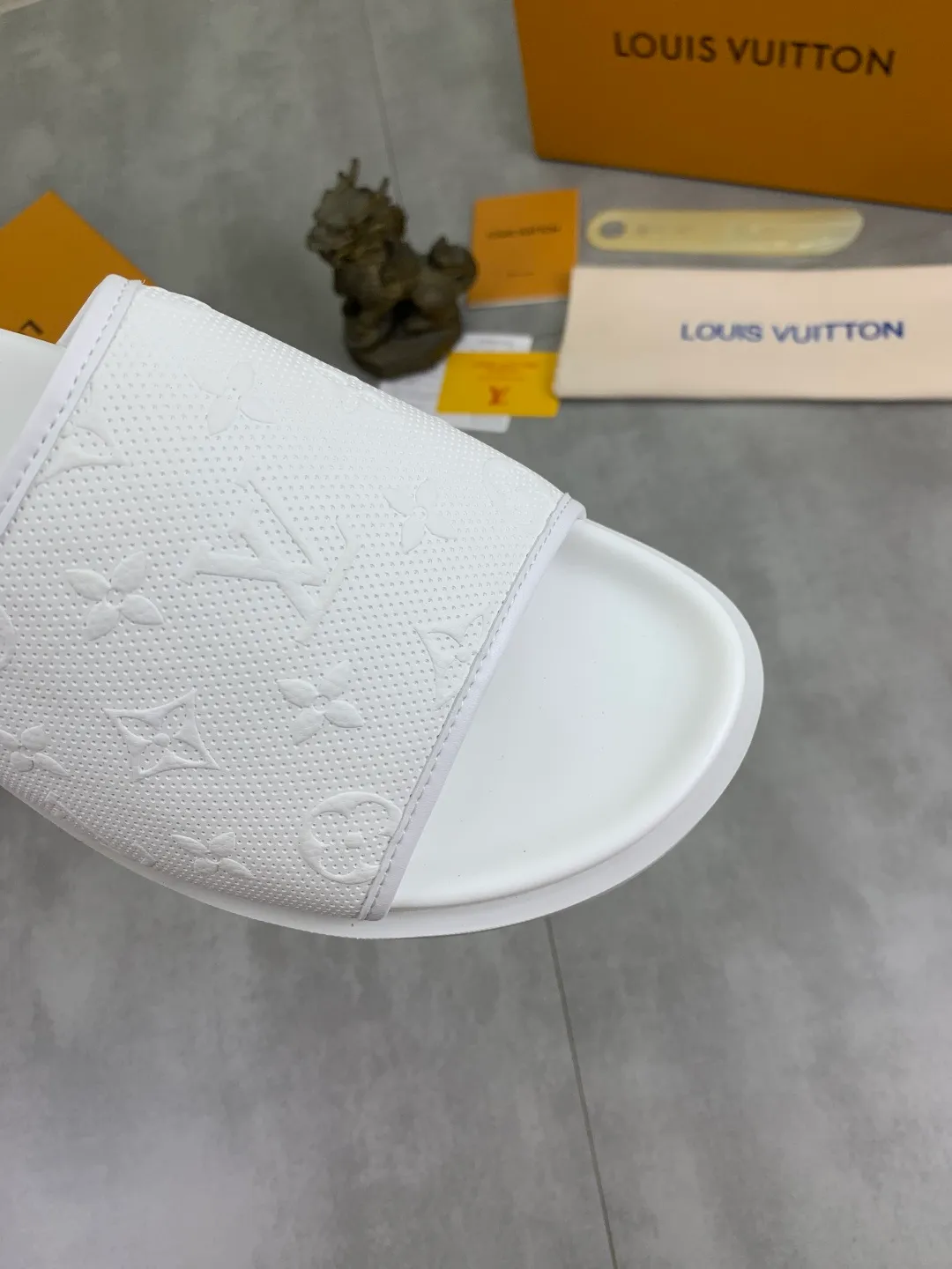 Men's shoes 💰P300💰【New style】🆘 Original quality 【LOUIS VUITTON】The popular Louis Vuitton LV men's slippers on the official website are on sale simultaneously! Original fabric imported from Italy, original factory special supply, code number: 38-44 (45 customized), many colors available